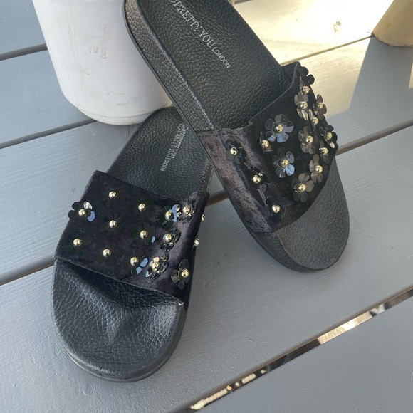 Pretty Floral Sandals - Picture 2 of 5